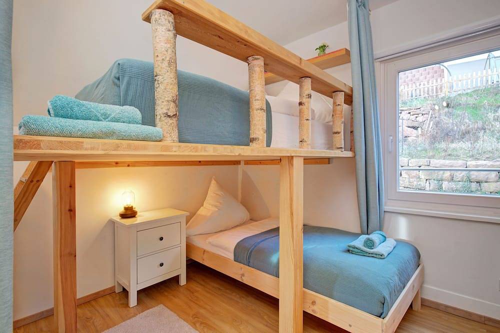 \"Schwarzwaldhaus mit Schlossblick\" mit 230qm, Garten, Terrassen & Hot Tub in Neuenbürg, Nordschwarzwald