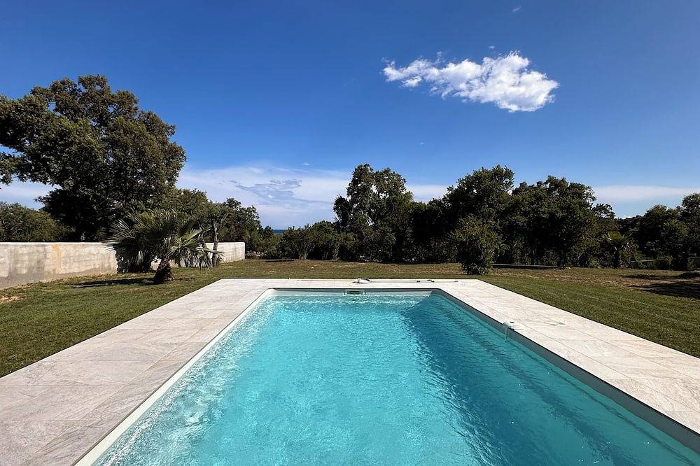 Villa moderne avec piscine chauffée et jardin pour 6 personnes max. in Fautea, Zonza