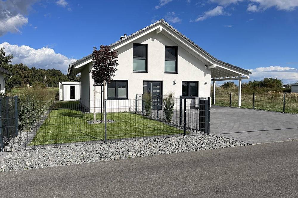 Ferienhaus Hilde am See mit Privatstrand für 4 Erwachsene, Kamin, Boot und Sauna in Löbnitz, Nordsachsen