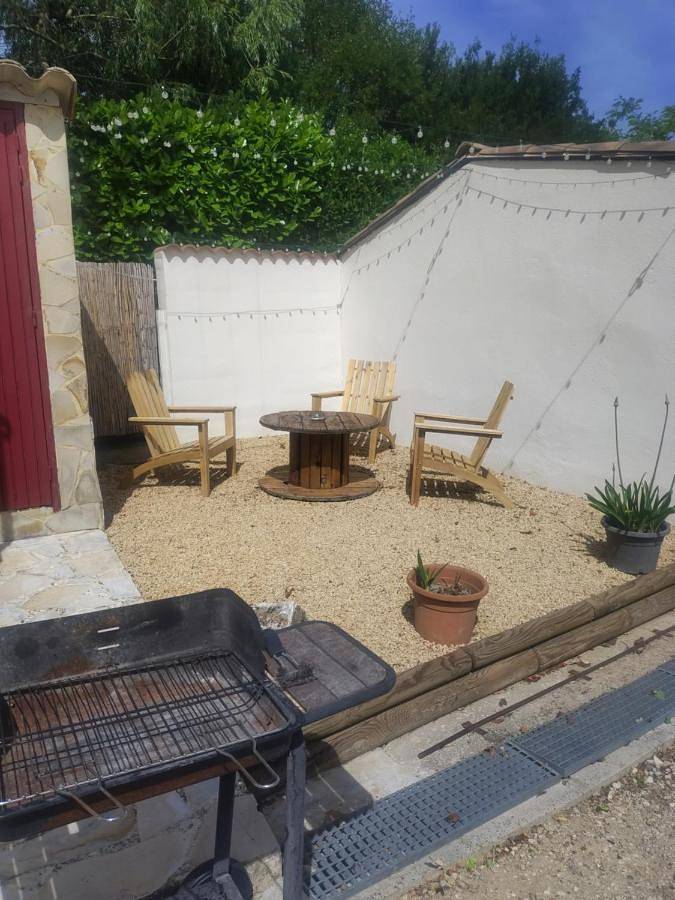Gîte pour 2 personnes, avec Terrasse et Jardin ainsi que Piscine et Vue à Gras - 2
