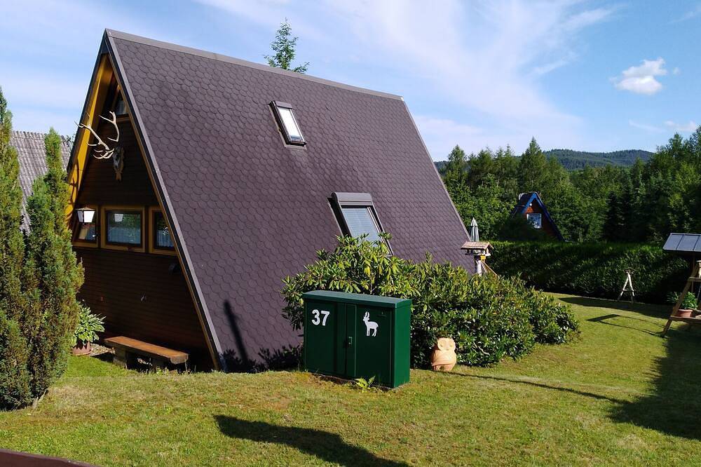 Eichwald-\"Hirschi\" - Idyllisches Ferienhaus in sonniger Südlage mit Gartensauna in Gossersweiler-Stein, Trifelsland