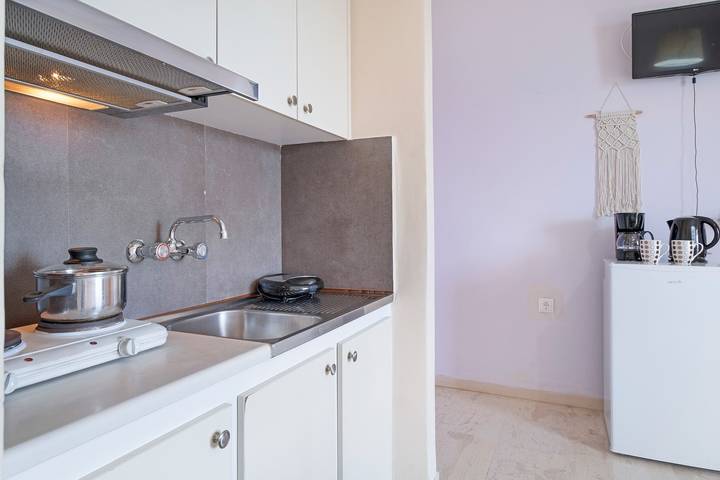 Entire studio, Studio Apartment 'Standard with Sea View 6' with Sea View, Wi-Fi and Air Conditioning in Nikiana, Alexandros