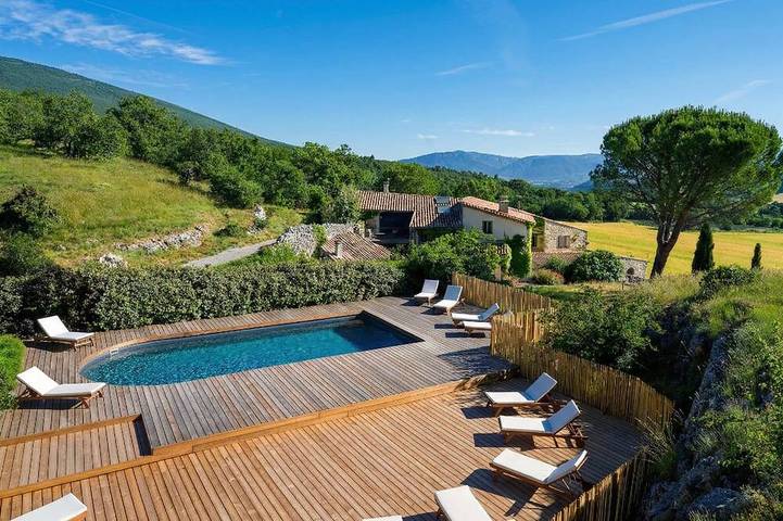 Location de vacances pour 27 personnes, avec jardin à Châteauneuf-Val-Saint-Donat