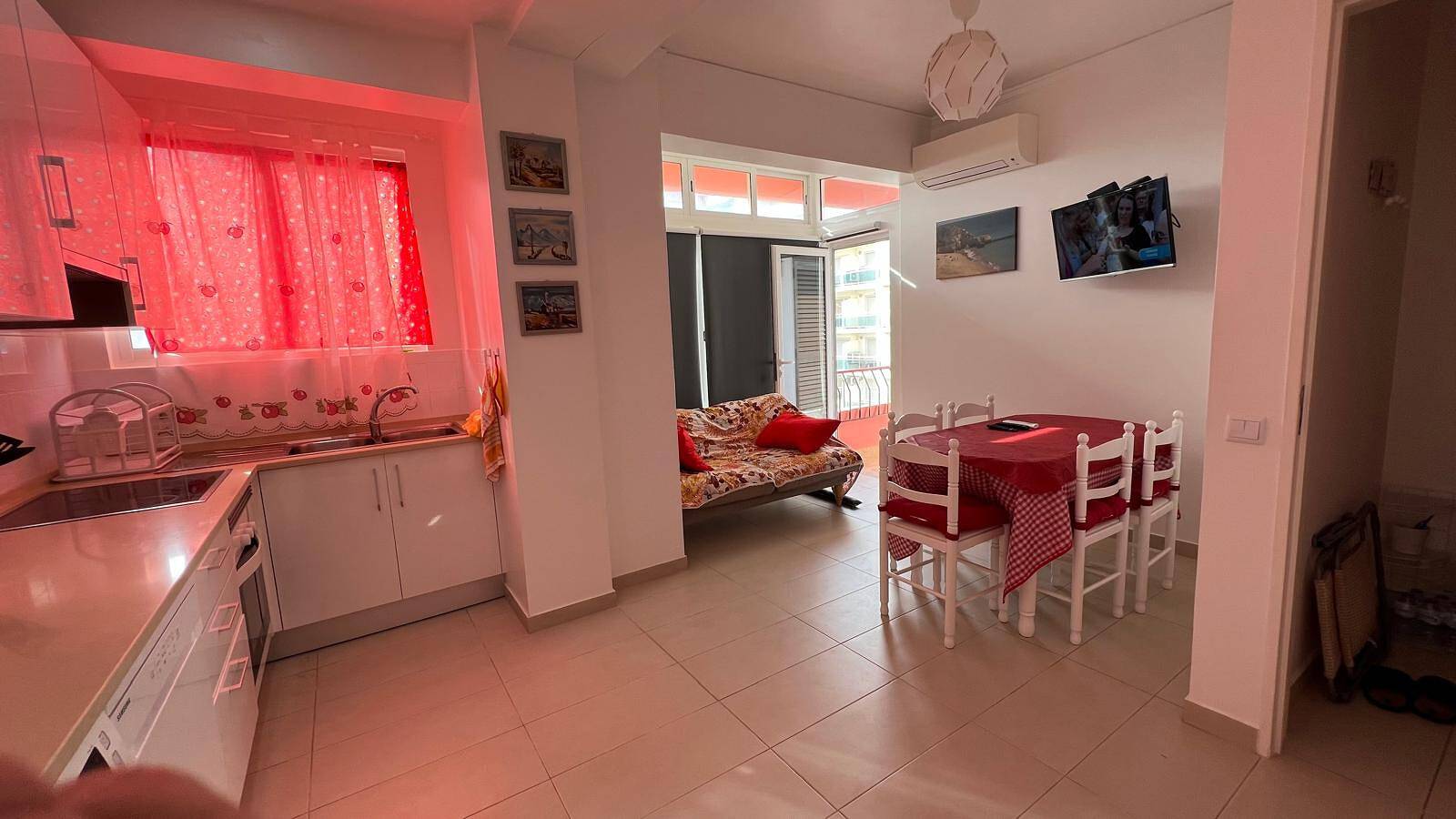 Apartamento inteiro, Apartamento 'Frente Ao Mar' com Vista Mar, Wi-Fi e Ar Condicionado in Monte Gordo, Distrito de Faro