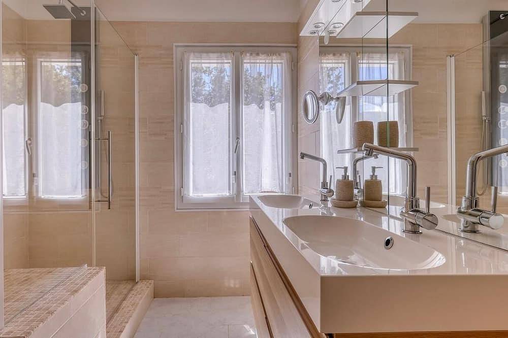 La Villa Ayiti Var 83 At the foot of the Sainte Baume Massif Family-friendly and relaxing in Nans-les-Pins, Brignoles region