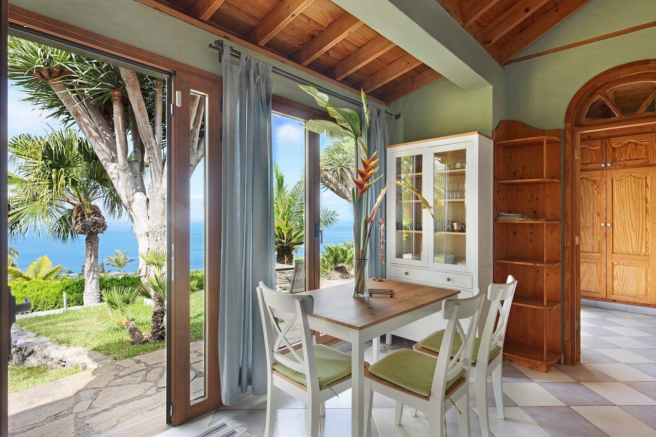 Villa 'Gorgonia' with Sea View, Private Garden and Wi-Fi in Tijarafe, La Palma South