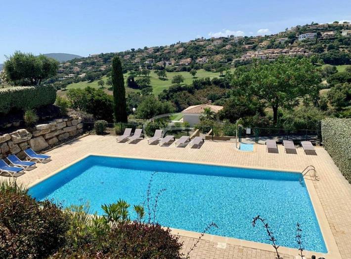Location de vacances pour 6 personnes, avec jardin et vue ainsi que piscine et bassin pour enfant dans Golf Bluegreen Sainte-Maxime
