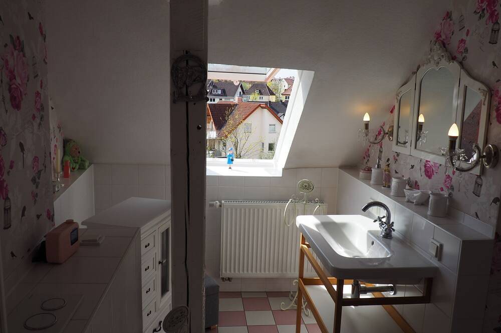 Ganze Wohnung, Maisonette Ferienwohnung Rosengarten im Herzen von Eschwege in Eschwege, Werratal