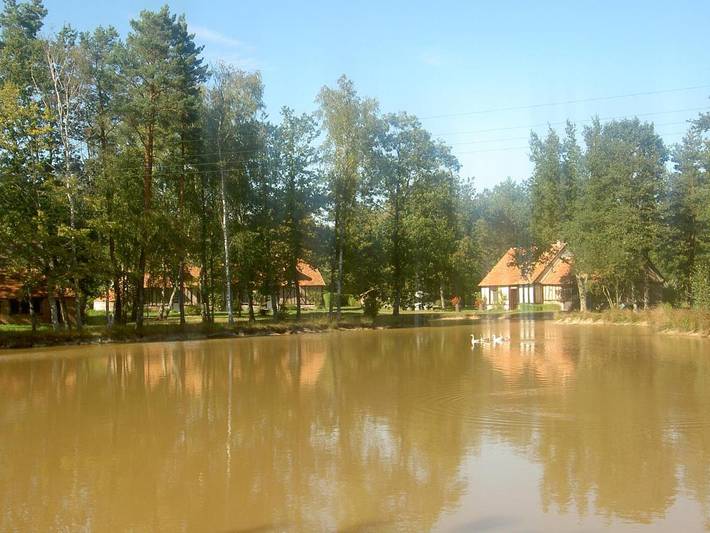 Location de vacances pour 5 personnes, avec vue sur le lac et vue ainsi que piscine et jardin à Dhuizon