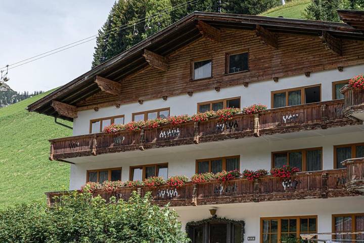 Ferienhaus für 2 Personen, mit Balkon und Terrasse sowie Garten und Ausblick in Berwang