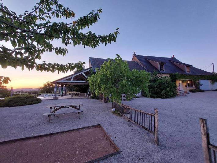 Location de vacances pour 4 personnes, avec vue ainsi que jardin et piscine à Millay - 3