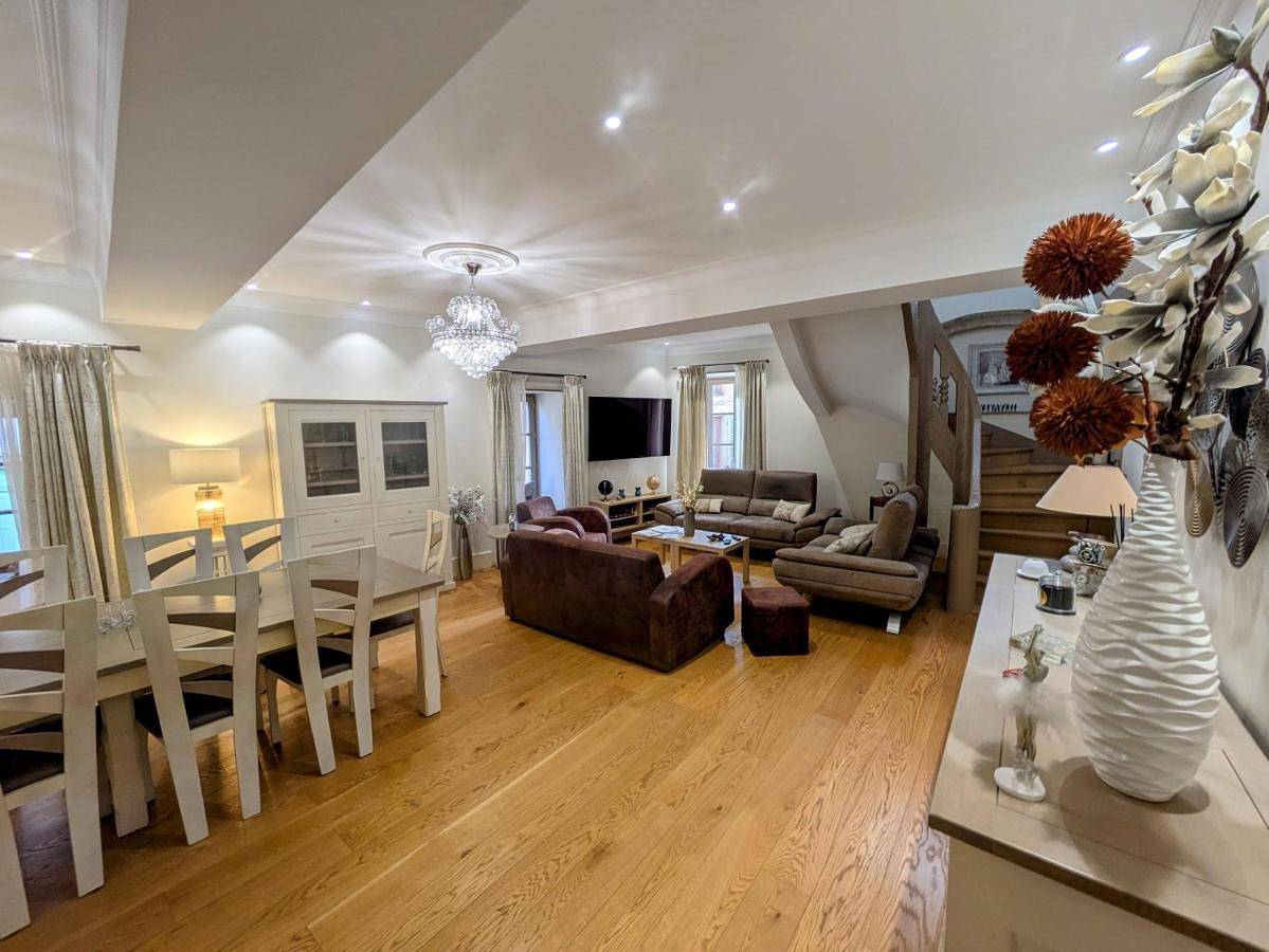 Five-Bedroom House in Saint-Gengoux-le-National, Région de Mâcon