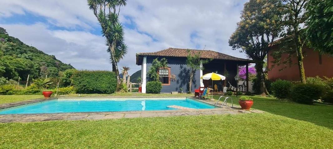 Casas e apartamentos de temporada para 6 pessoas, com jardim e piscina e ainda balcão em Petrópolis