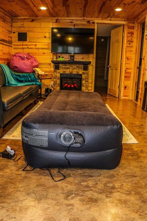 Private Hot Tub Cabin Higgins Lake-Fire Pit-Pet Friendly-Walk to Beach in Higgins Lake