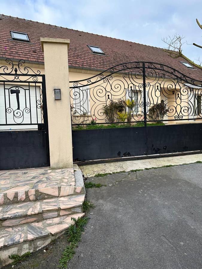 Appartement de vacances entier, Double Room in Le Mesnil-Amelot, Seine-et-Marne