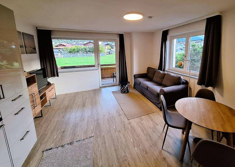 Geheel appartement, Sonnige Ferienwohnung mit Balkon in Stubai Alps, Axams