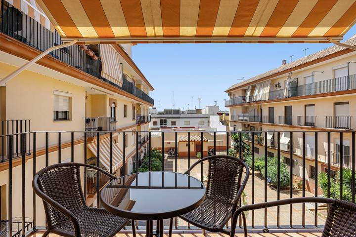 Entire apartment, Chipiona Centro y Playa Apartment with Private Terrace, Balcony, and Wi-Fi in Chipiona, Costa de la Luz