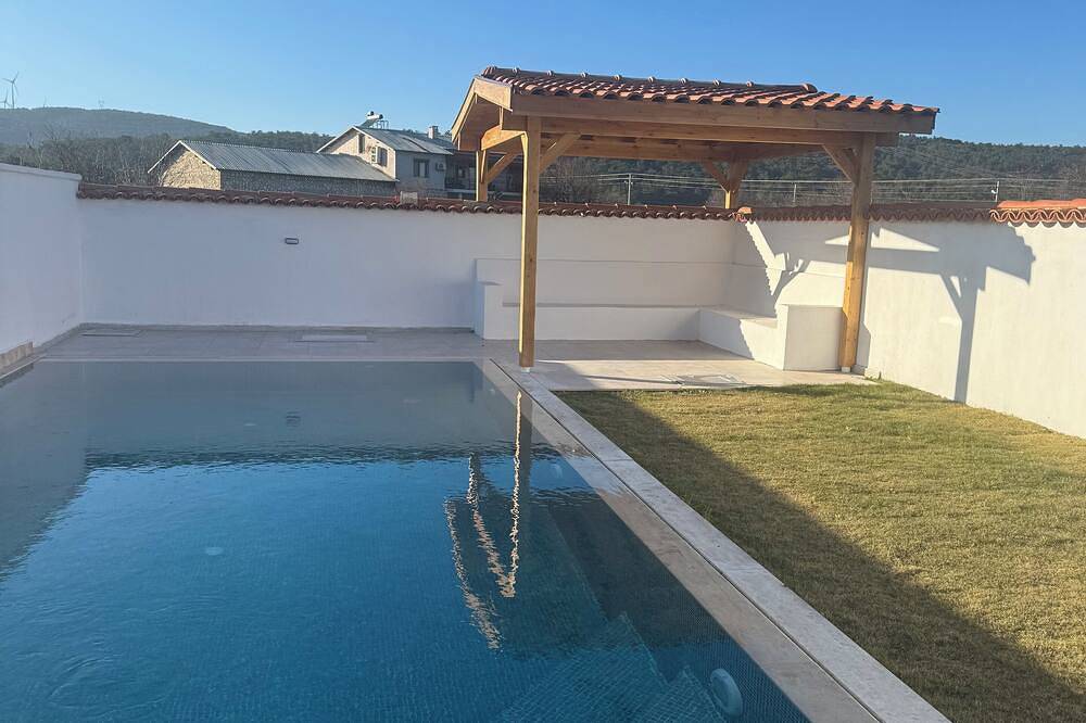 2-bedroom villa in charming Uzunkuyu urla with private pool Ac, Wifi brand new in Izmir Province