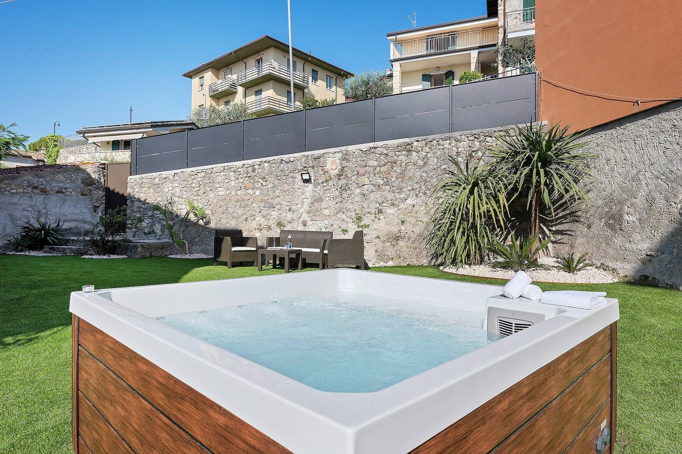 Ganze Wohnung, Apartment 'Ca' Due Cuori' mit Seeblick, Wlan und Klimaanlage in Torri del Benaco, Gardasee-Berge