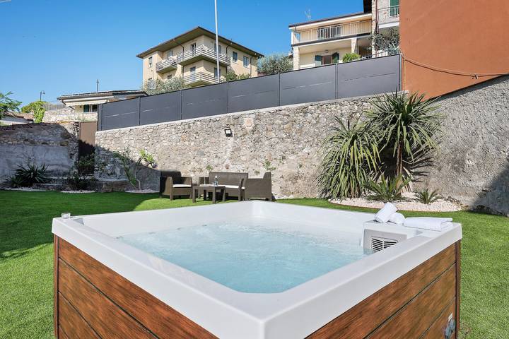 Ferienwohnung für 5 Personen, mit Balkon und Whirlpool sowie Garten und Seeblick am Gardasee - 2