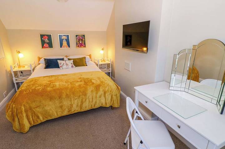 Fern Cottage, pet friendly in Lichfield in Staffordshire
