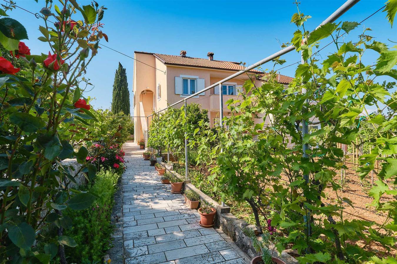 Ganze Wohnung, Apartment mit 2 Schlafzimmern und Platz für 5 Personen mit privatem Parkplatz in Nerezine, Lošinj