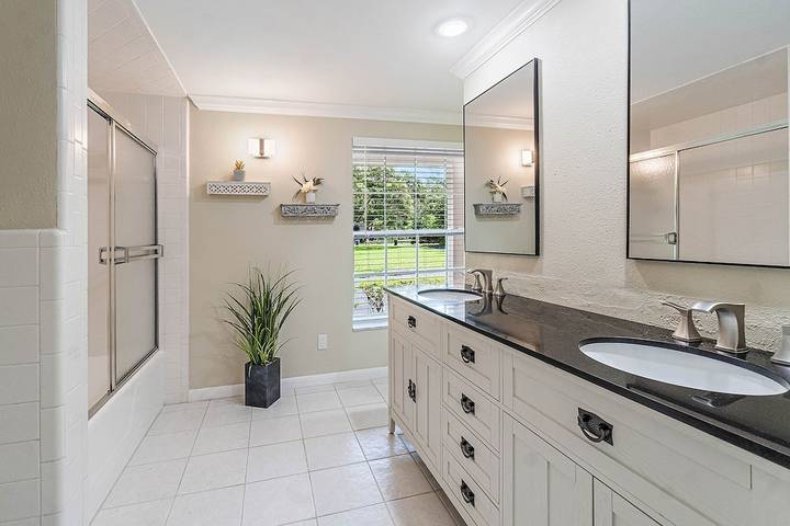 Vacation rental for 19 people, with yard and hot tub as well as balcony in Largo