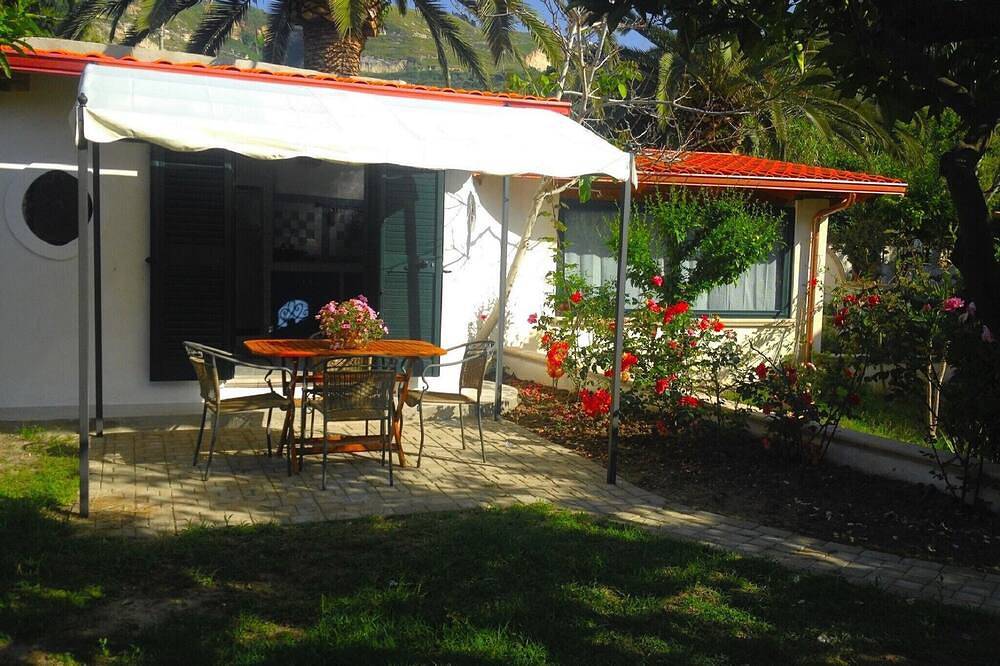 Ganze Wohnung, Parghelia: Haus mit Garten. in Parghelia, Vibo Valentia Provinz