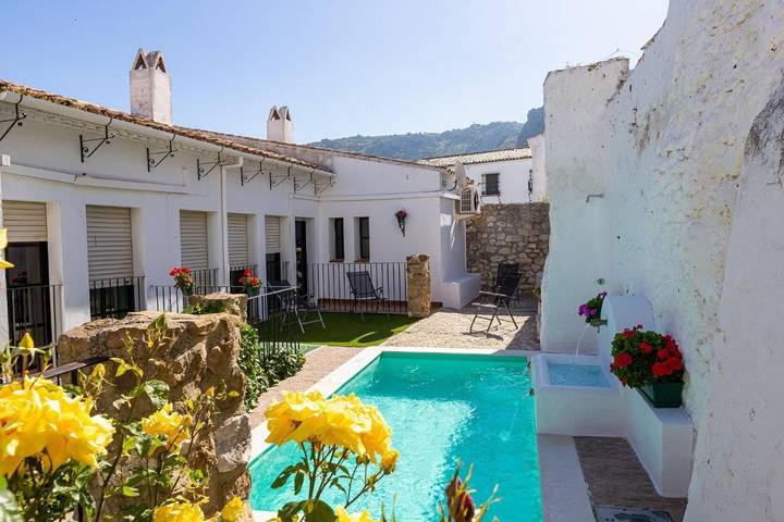 Hotel para 10 personas, con jardín además de piscina y terraza - 1