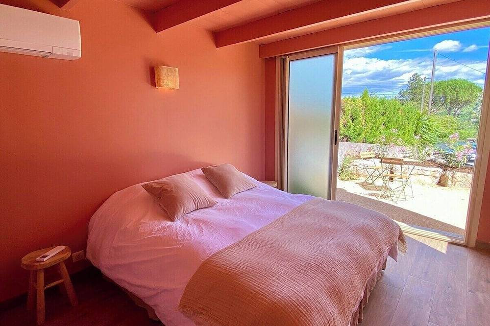 Maison Pour 12 Personnes, 5 ch, 1ha de Terrain Sans Vis-à-vis, Piscine Chauffée in Ruoms, Ardèche