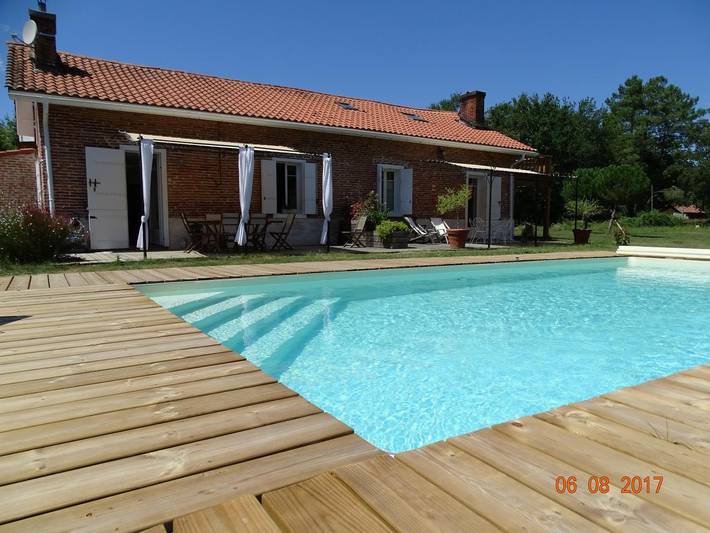Location de vacances pour 3 personnes, avec piscine et jardin à Sainte-Eulalie-en-Born