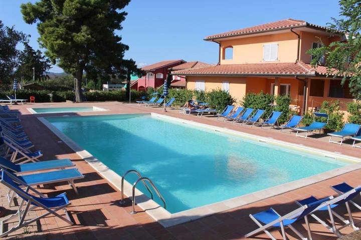 Aparthotel para 3 personas, con piscina para niños y jardín además de piscina y vistas - 1