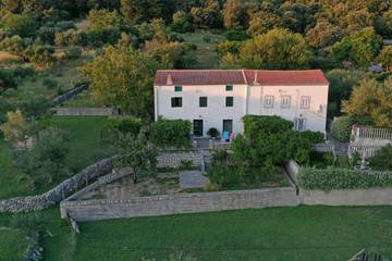 Ferienhaus für 5 Personen, mit Ausblick und Garten sowie Meerblick, mit Haustier auf Rab