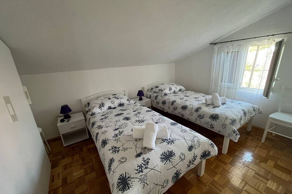 Ganze Wohnung, 3-Zimmer-Ferienwohnung mit Balkon und Meerblick Maslinica, Solta in Maslinica, Solta
