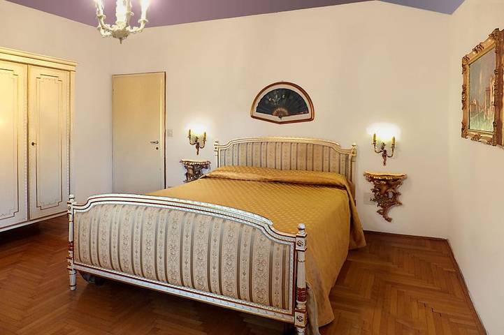 Apartamento entero, Apartamento 'Palazzo Rossi' 3B en el casco antiguo con balcón, aparcamiento gratuito y Wifi in Treviso, Provincia de Treviso