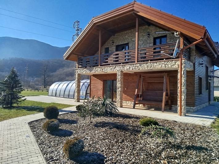 Ferienhaus für 9 Personen, mit Balkon und Terrasse sowie Garten und Pool
