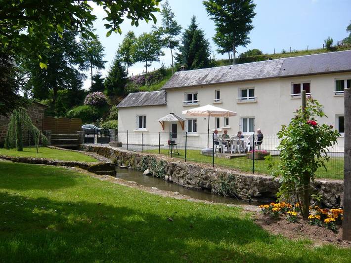 Gîte pour 8 personnes, avec Terrasse ainsi que Jardin et Vue à Landivy