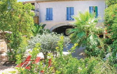 Gîte pour 10 personnes, avec piscine ainsi que terrasse et jardin, animaux acceptés à Roujan