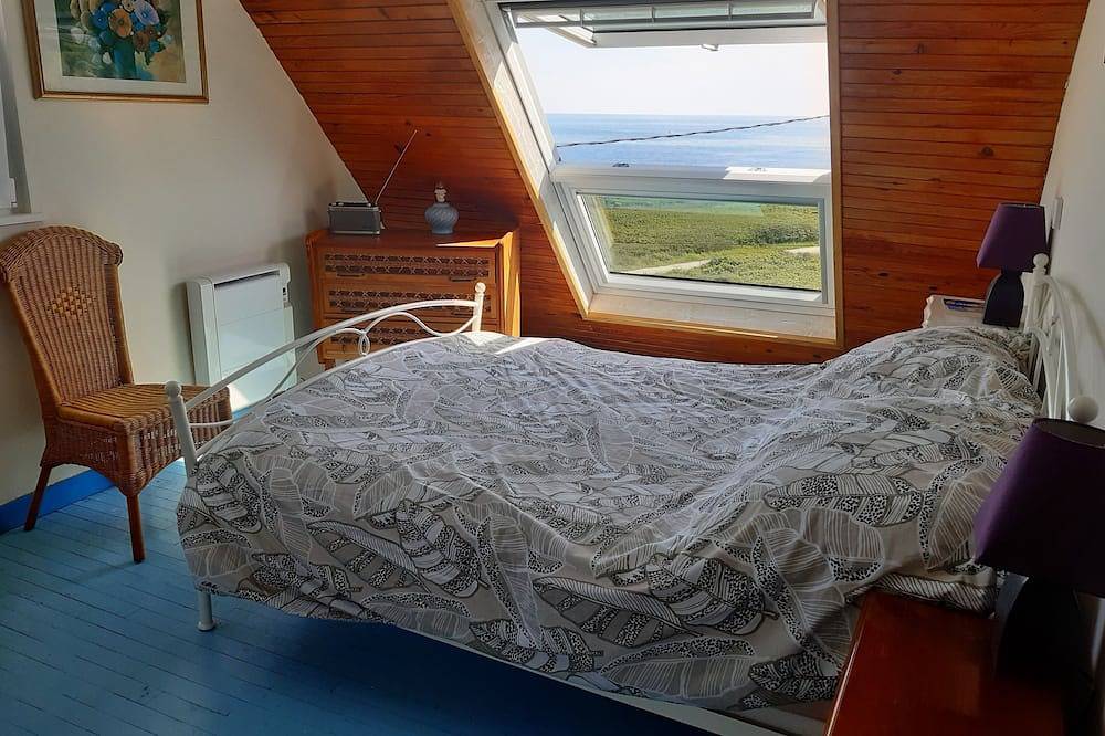 Brittany House with superb sea views, parking available. Pets welcome. in Plogoff, Iroise