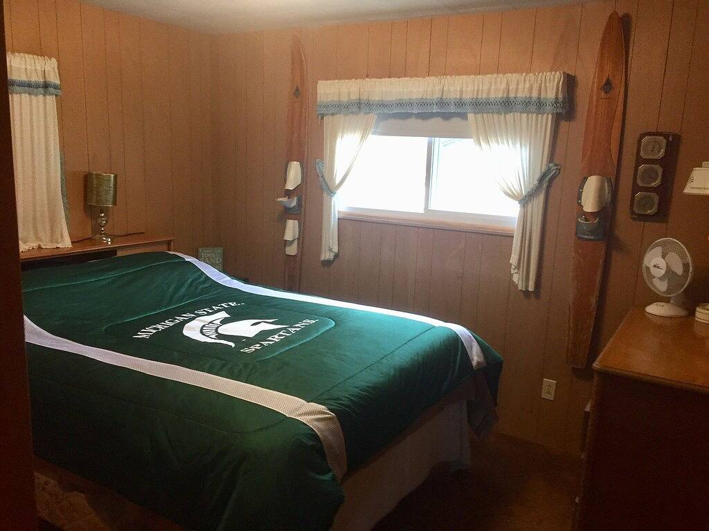 Gehen Sie zum Lake Cottage mit dem schönen Zugang zur Gold Coast von Higgins Lk in Higgins Lake