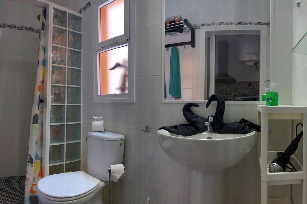 Ganze Wohnung, Dorfshaus komplett renoviert 4 Appartements mit Innenhof in Arico Viejo. B in Arico Viejo, Arico