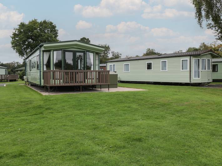 Caravan for 4 people, with garden in West Midlands