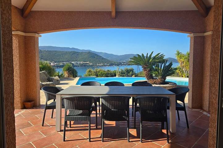 Villa pour 8 personnes, avec jacuzzi ainsi que jardin et terrasse
