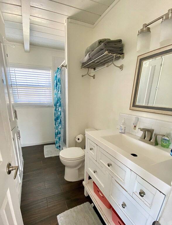 Surf Rider - cozy modern cottage. Steps to the Beach!! in Brazoria County