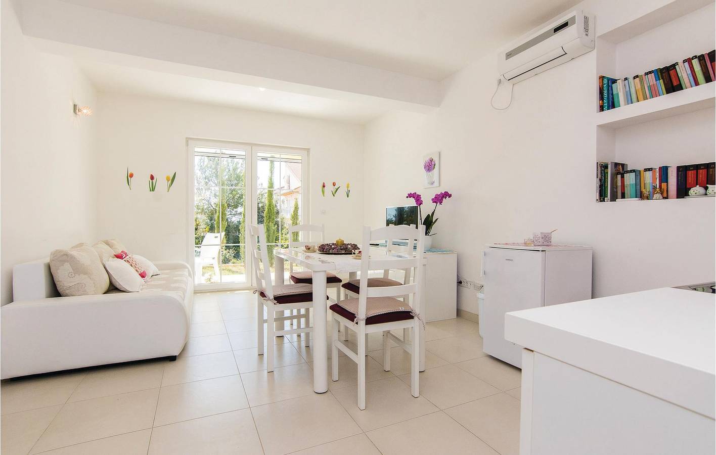 Ganze Ferienwohnung, Gemütliches Apartment mit Terrasse, 1,5 km vom Strand Pod Vruljom entfernt, mit kostenlosen Parkplätzen in Pakostane, Zadar