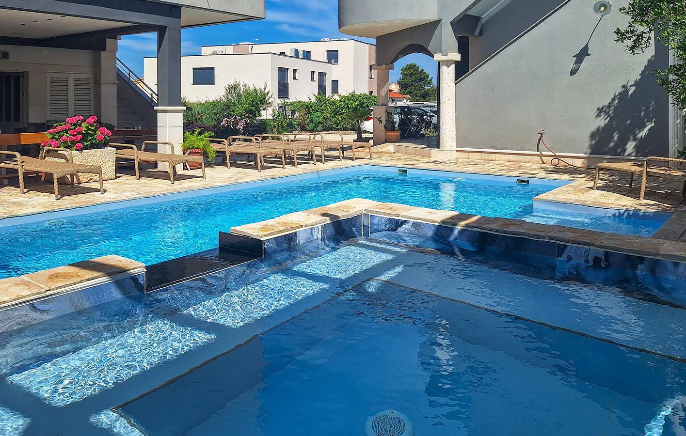 Reizende 1-Zimmer-Wohnung mit Pool, Terrasse und 400 m zum Strand in Brodarica, Šibenik-Knin