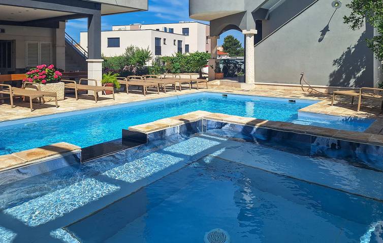 Reizende 1-Zimmer-Wohnung mit Pool, Terrasse und 400 m zum Strand in Brodarica, Šibenik-Knin