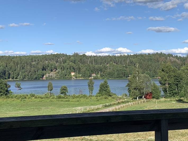 Schönes Ferienhaus mit Seeblick auf einem Pferdehof vor den Toren von Stockholm in Mar Baltico svedese