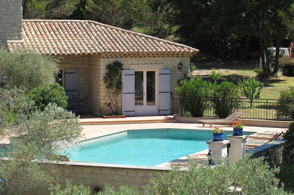 Apartment with large terrace and pool access in Lauris, Parc naturel régional du Luberon