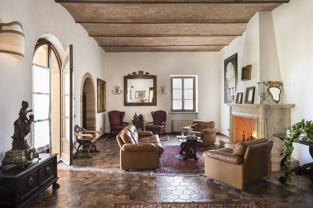 Manor Villa with private pool and Spa surrounded by greenery in Torrenieri, Montalcino